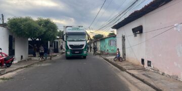 Caminhão esbarra em fiação, derruba 4 postes e deixa casas da zona Norte de Teresina sem energia elétrica