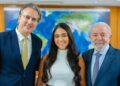 Única estudante da rede pública a tirar nota 1000 no Enem é recebida por Lula