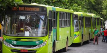 Motoristas de ônibus fazem paralisação no Centro de Teresina em protesto contra atraso de salários