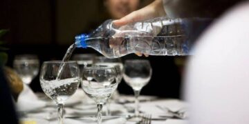 Lei que garante água gratuita em bares, restaurantes e shoppings está em vigor no Piauí