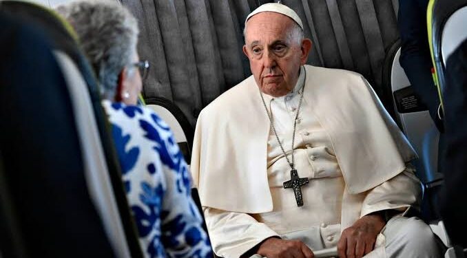 Papa Francisco apresenta melhora e descansou bem durante a noite, diz Vaticano