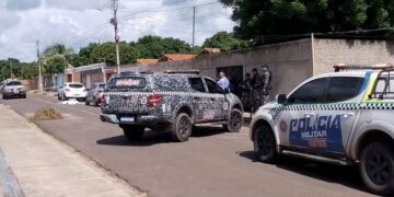 Homem é perseguido e executado por encapuzados após deixar filhos em escola na zona Leste