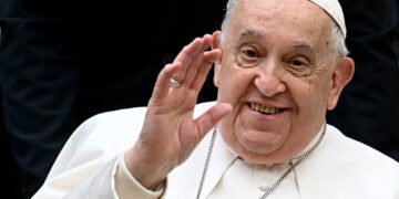 Papa Francisco apresenta leve melhora e segue internado com pneumonia