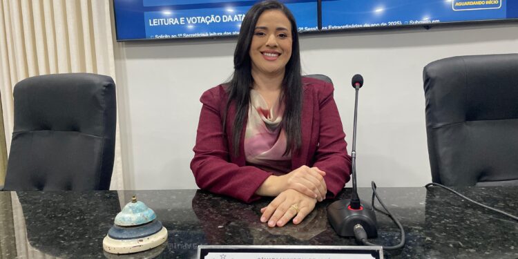 Primeira mulher a presidir a Câmara de José de Freitas, Helena Barros abre ano legislativo