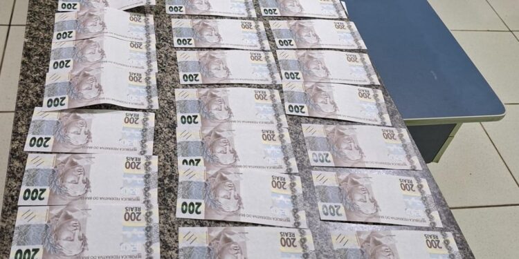 Trio é preso por distribuir cédulas falsas de R$ 200 em comércios no interior do Piauí