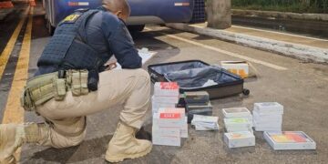 PRF apreende iPhones, eletrônicos e vinhos importados em ônibus no Piauí