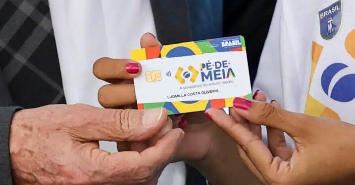 Estudantes recebem primeira parcela do Pé-de-meia nesta segunda (31)