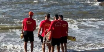 Jovem de 20 anos desaparece após se afogar na Praia Pedra do Sal, em Parnaíba