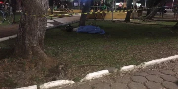 Adolescente é assassinado com tiros na cabeça na praça do Poti Velho, em Teresina