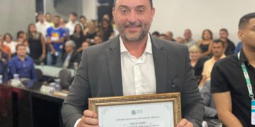 Deputado Átila Lira reforça compromisso com José de Freitas ao receber título de cidadania