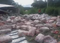 Caminhão carregado de arroz e flocos de milho tomba na PI-112, em direção à União