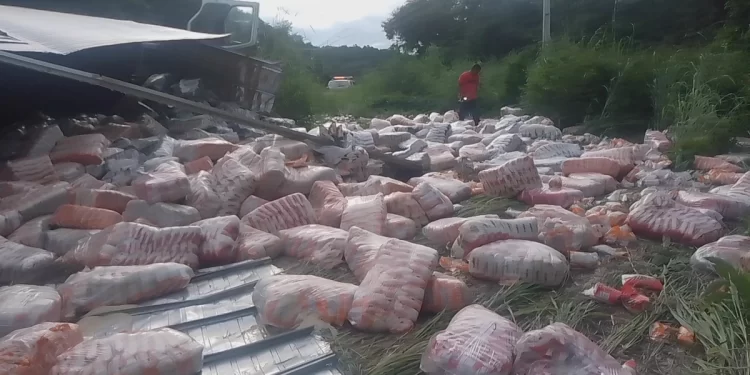 Caminhão carregado de arroz e flocos de milho tomba na PI-112, em direção à União