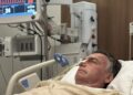 Bolsonaro posta foto em leito de hospital e comenta cirurgia: “Buscando forças”