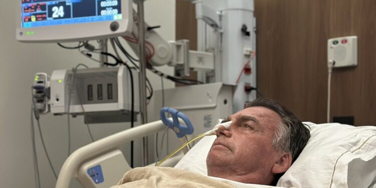 Bolsonaro posta foto em leito de hospital e comenta cirurgia: “Buscando forças”