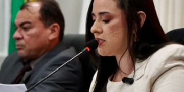 Câmara de José de Freitas homenageia cidadãos e deputados em cerimônia presidida por Helena Barros