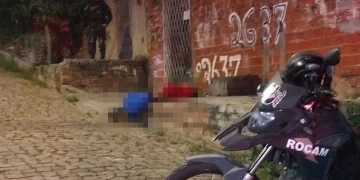 Homem é baleado e morre em calçada na zona Leste de Teresina