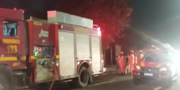 Incêndio de grandes proporções destrói casa em Teresina e mata cachorro da família