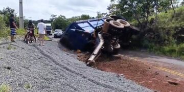 Caçamba se solta de carreta e tomba na PI-110 entre Batalha e Barras