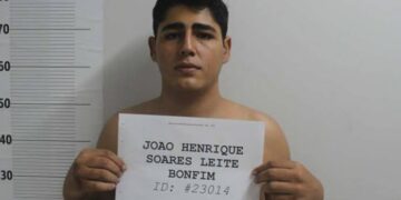 Estudante que invadiu sinal em “estado de embriaguez” e matou casal é solto com tornozeleira