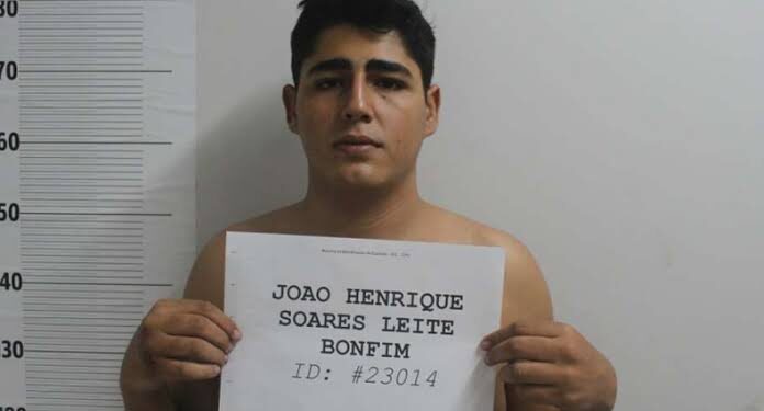Estudante que invadiu sinal em “estado de embriaguez” e matou casal é solto com tornozeleira