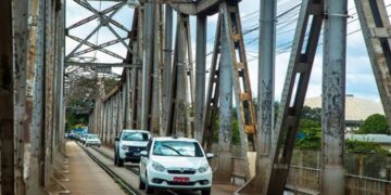 Ponte Metálica entre Teresina e Timon é interditada após vazamento de óleo