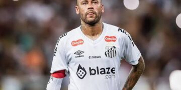 Neymar se machuca novamente em vitória do Santos contra Atlético-MG e desencanto no Brasileirão