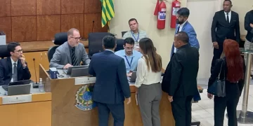 Segurando bíblia, vereadora Tatiana Medeiros tem prisão mantida após audiência