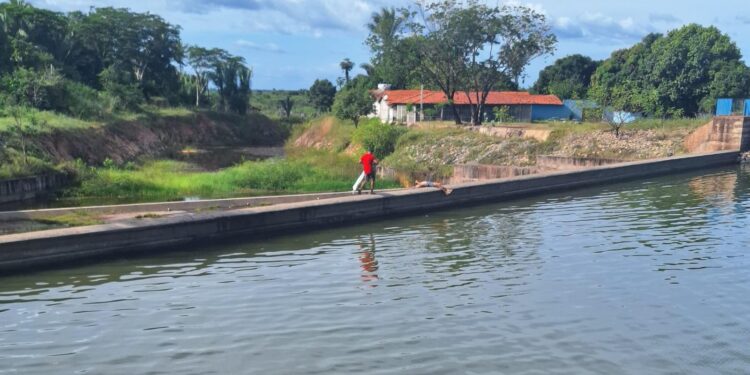 Homem morre afogado no sangradouro da Barragem do Bezerro em José de Freitas