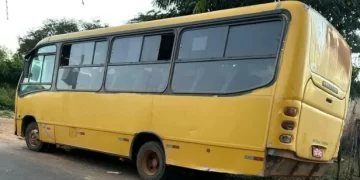 Criança de 4 anos é esquecida em ônibus escolar trancado com cadeado no Piauí