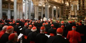 Cardeais não entram em consenso em primeira votação para a escolha do novo papa