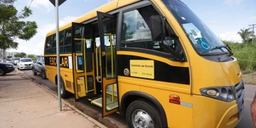 Motoristas do transporte escolar paralisam atividades por reajuste em Teresina