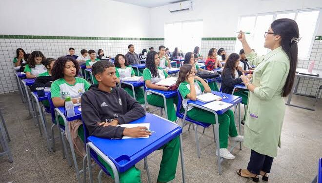 Governo do Piauí anuncia reajuste salarial para mais de 40 mil profissionais da educação