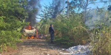 Criminosos roubam carro de motorista de app e ateiam fogo em matagal em Teresina