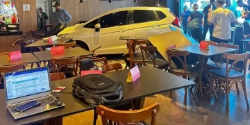 Motorista perde controle da direção e carro invade supermercado em Teresina