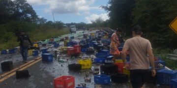 Caminhão derrama carga de cervejas e deixa BR-343 bloqueada ente Teresina e Altos