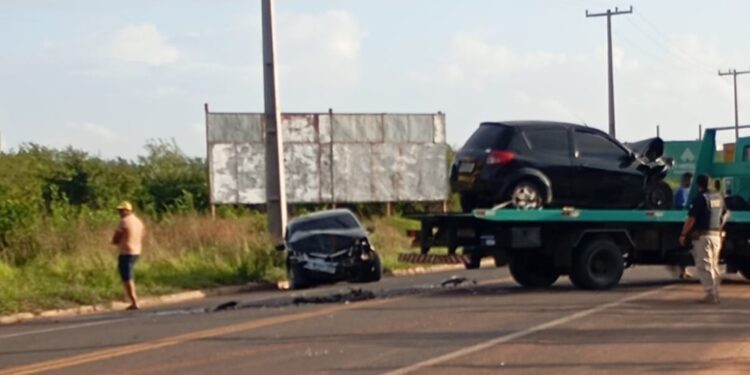 Colisão frontal entre dois carro deixa quatro feridos na entrada de Parnaíba