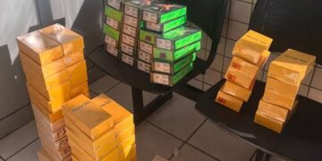 PRF encontra mais de 80 celulares sem nota fiscal escondidos em caminhão que tombou no Piauí