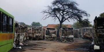 Alunos da rede municipal são afetados após incêndio destruir 13 ônibus em Teresina