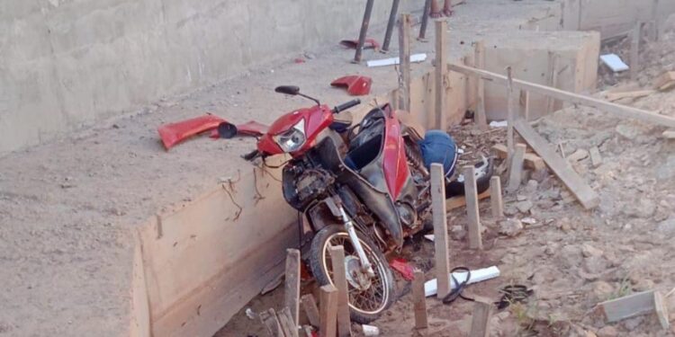 Motociclista morre após cair de ponte inacabada entre Barras e Miguel Alves