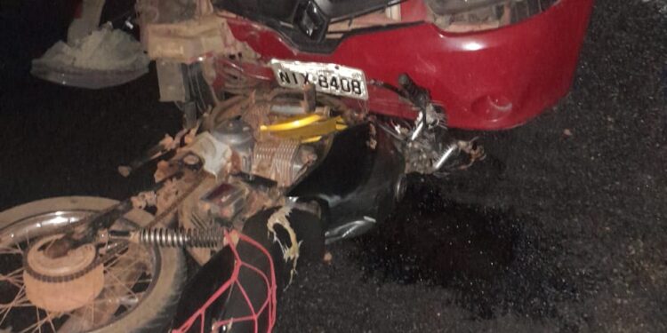 Mulher fica ferida após acidente entre moto e carro em José de Freitas