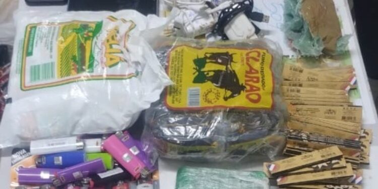 Adolescentes são apreendidos ao tentar entregar drogas na penitenciária de Altos