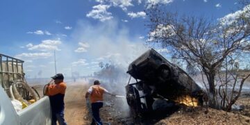 Carro capota e pega fogo perto do IFPI na cidade de Campo Maior