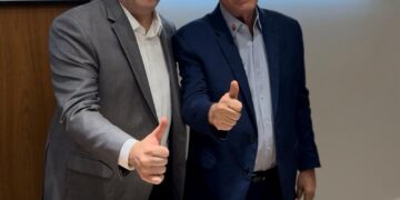 Governador Rafael transmite cargo a Themístocles e embarca para missão na Europa