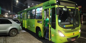 Homem armado com facão faz arrastão em ônibus e foge de moto no Centro de Teresina