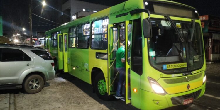 Homem armado com facão faz arrastão em ônibus e foge de moto no Centro de Teresina