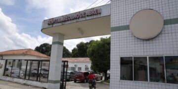 Paciente sobe no telhado do Hospital Areolino de Abreu durante surto