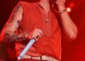 Luan Santana “mastiga” calcinha de fã em show e é detonado nas redes sociais