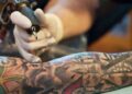 Conselho Federal de Medicina proíbe uso de anestesia para tatuagens