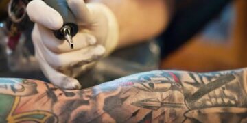 Conselho Federal de Medicina proíbe uso de anestesia para tatuagens