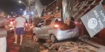 Motorista perde controle de carro e destrói fachada de restaurante em Teresina